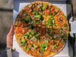 pizza vegana con totmate, brocoli, cebolla y champiñones