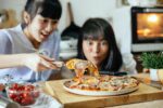 mujeres cocinando pizza con pizzera electrica lidl